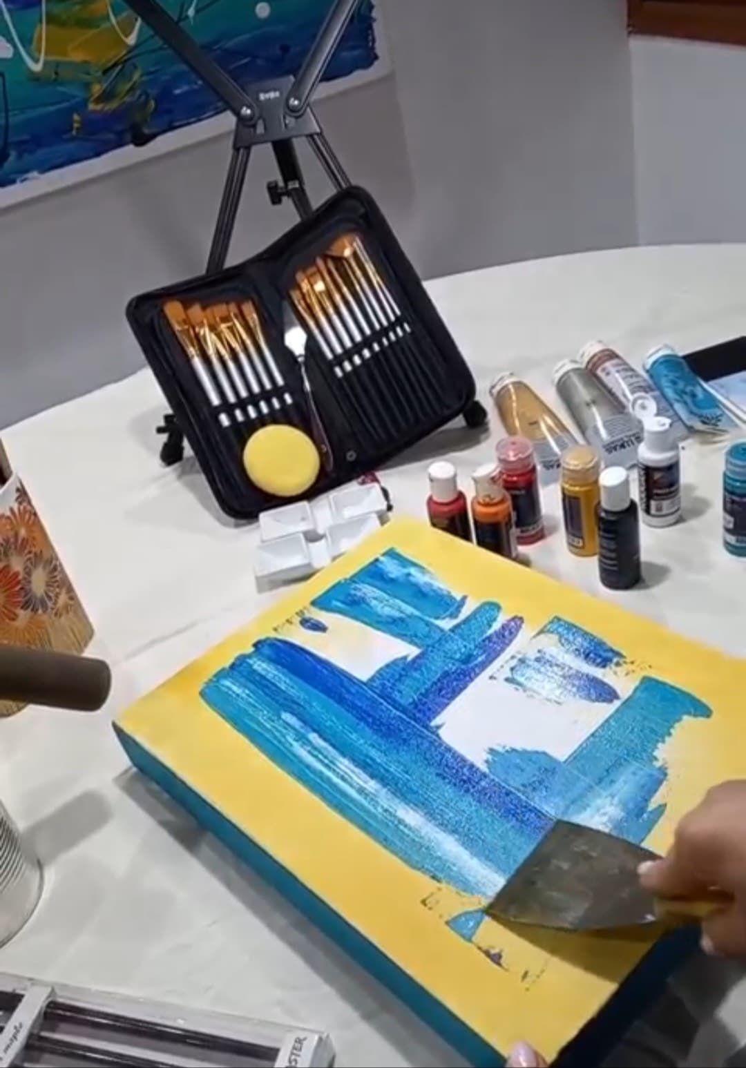 Preparando lienzos en el estudio